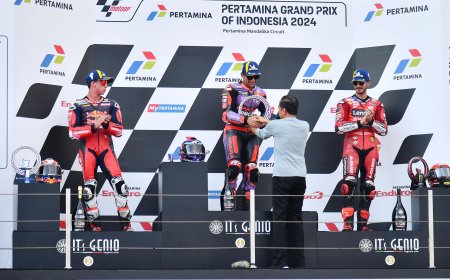 Presiden Jokowi Menonton dan Serahkan Trofi Juara Pertamina Grand Prix of Indonesia 2024