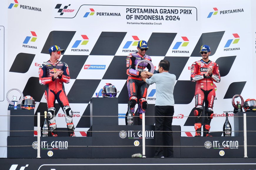 Presiden Jokowi Menonton dan Serahkan Trofi Juara Pertamina Grand Prix of Indonesia 2024