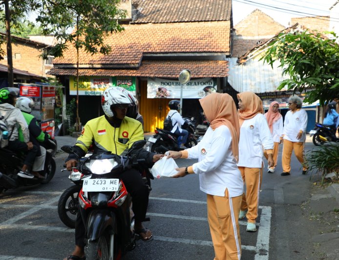 DWP Diskomdigi Jateng Tebar Kepedulian, Bagikan Makanan untuk Ojol hingga Kuli Bangunan